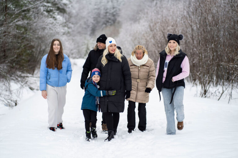 Christa Carpelan perheineen ulkoilemassa.
